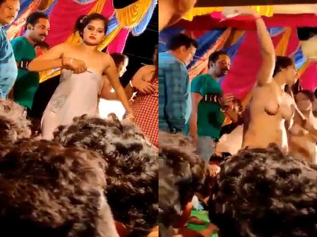 Telugu Young girls nude dance show at night outdoor in public MMS video